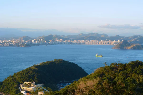 Cityscape güneşli bir deniz kenarında. Rio de Janeiro, Brezilya.