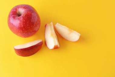 Üstten Görünüm taze kırmızı elma. Sağlıklı gıda kavramı. Sarı arka plan.