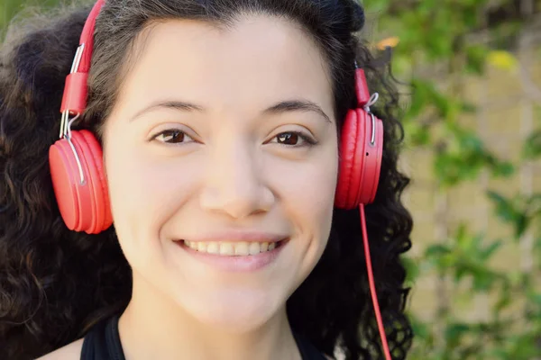 Portrét Mladé Ženy Latinské Sluchátka Poslouchat Hudbu Parku Létě Poslech — Stock fotografie