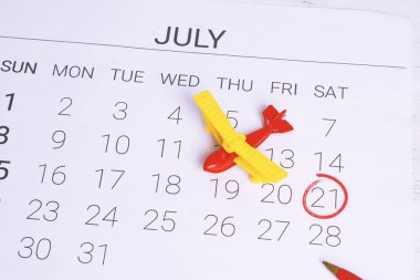 Yaz takvim programı, oyuncak uçak ile. Seyahat, turizm, tatil kavramı.