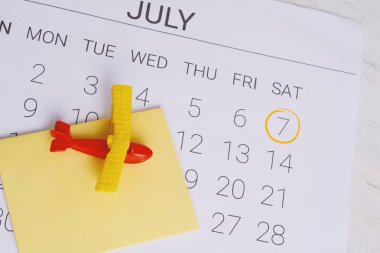 Yaz takvim programı, oyuncak uçak ile. Seyahat, turizm, tatil kavramı.