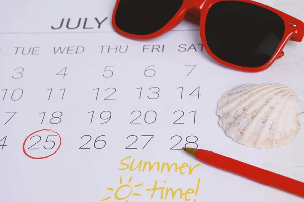 Calendário Verão Horário Com Acessórios Praia Verão Conceito Férias — Fotografia de Stock