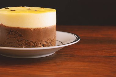 Ahşap arka plan üzerinde taze tutku meyve. Lezzetli yiyecek konsepti