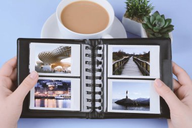 Manzara açık mavi renkli üzerinde anlık fotoğraflar ile fotoğraf albümü. Seyahat kavramı