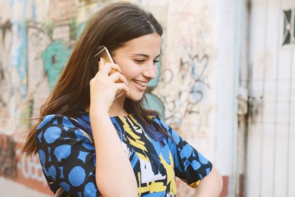 Retrato Una Joven Latina Hablando Teléfono Móvil Aire Libre — Foto de Stock