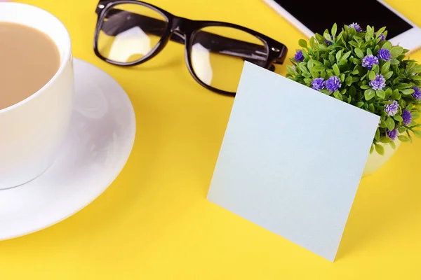 Lege Kaart Met Koffie Telefoon Een Gele Achtergrond — Stockfoto