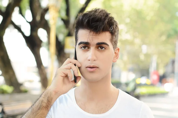 電話で話している若いラテン男の肖像画 アウトドア — ストック写真