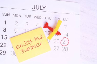 Yaz takvim programı, oyuncak uçak ile. Seyahat, turizm, tatil kavramı.