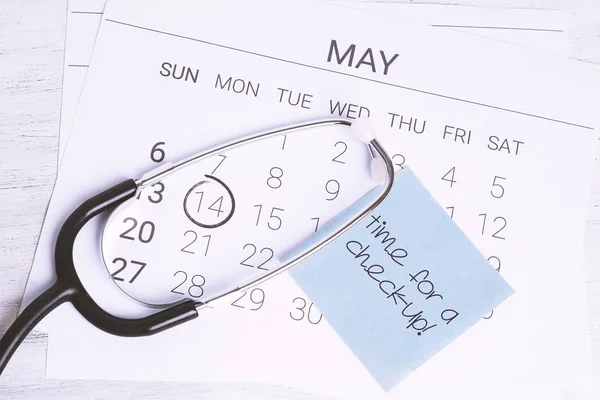 Stetoskop Halaman Kalender Konsep Pemeriksaan Medis Biasa — Stok Foto
