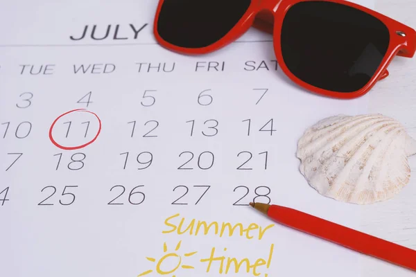 Zomerplanning Kalender Met Zomer Strand Accessoires Concept Vakantie — Stockfoto