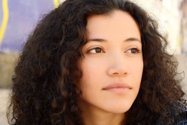 Graffiti duvar karşı genç güzel kadın portresi. Açık havada. Kentsel kavramı.