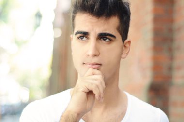 Düşünceli yakışıklı genç portresi. Açık havada