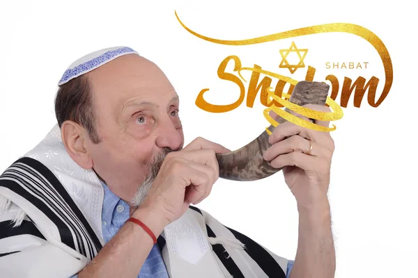 Eldery 犹太人吹羊角号号角为犹太新年假日 Rosh 宗教概念 孤立的白色背景 — 图库照片