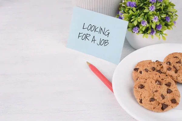 Note Papier Écrite Avec Mot Recherche Emploi Des Biscuits Sur — Photo