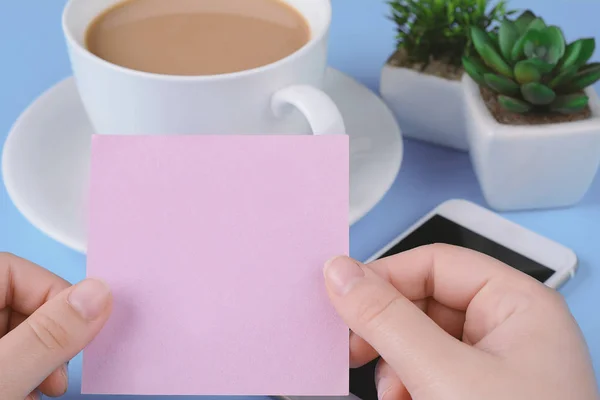 Vrouw Hand Met Lege Kaart Met Koffie Telefoon Een Licht — Stockfoto