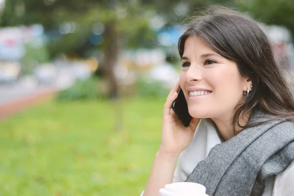 Ritratto Giovane Donna Latina Che Parla Cellulare All Aperto — Foto Stock