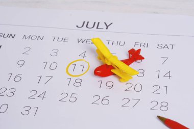 Yaz takvim programı, oyuncak uçak ile. Seyahat, turizm, tatil kavramı.