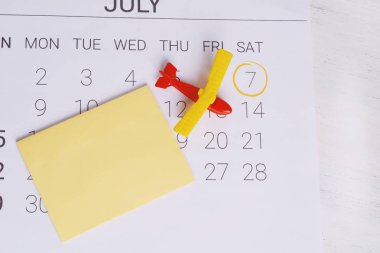 Yaz takvim programı, oyuncak uçak ile. Seyahat, turizm, tatil kavramı.