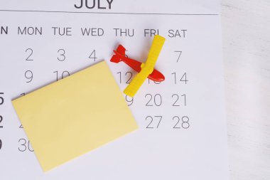 Yaz takvim programı, oyuncak uçak ile. Seyahat, turizm, tatil kavramı.