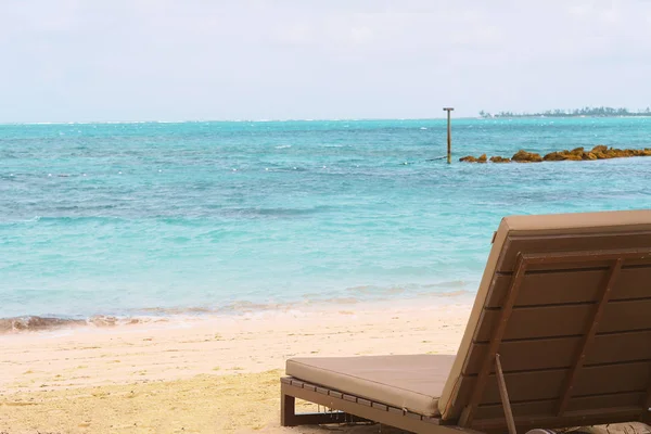 Karayip tropik kum plaj şemsiye ve şezlong.