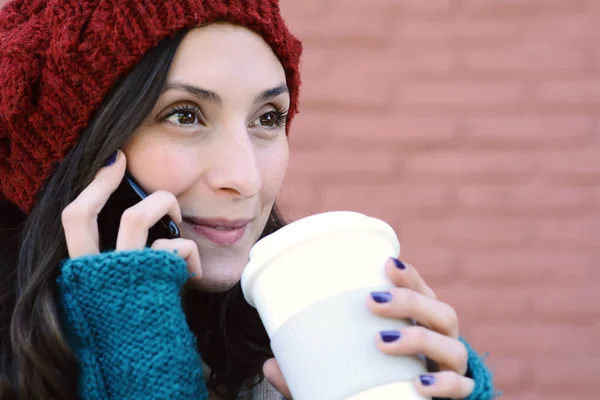 Porträtt Vacker Kvinna Ringer Mobiltelefonen Och Hålla Kopp Kaffe Vinter — Stockfoto