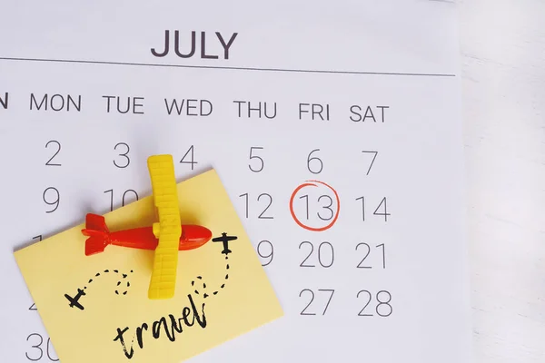 Kalender Zomerplanning Met Speelgoed Vliegtuig Reizen Toerisme Vakantie Concept — Stockfoto