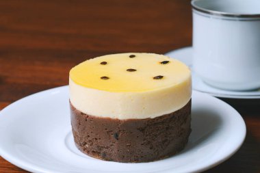 Ahşap arka plan üzerinde taze tutku meyve. Lezzetli yiyecek konsepti