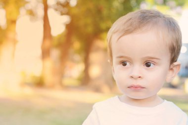 Sevimli bir yaşında bebek çocuk sokakta portresi