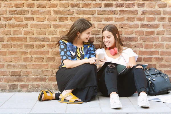 Close Duas Jovens Mulheres Bonitas Amigos Usando Tablet Digital Livre — Fotografia de Stock