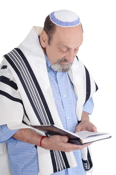 Eldery 犹太男子与 Kippah 和包裹在 Talit 祈祷与 Siddur 宗教概念 孤立的白色背景 — 图库照片
