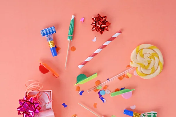 Caixa Presente Vermelho Com Confetes Festa Streamers Barulhentos Fundo Laranja — Fotografia de Stock