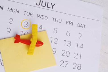 Yaz takvim programı, oyuncak uçak ile. Seyahat, turizm, tatil kavramı.