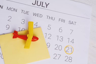 Yaz takvim programı, oyuncak uçak ile. Seyahat, turizm, tatil kavramı.