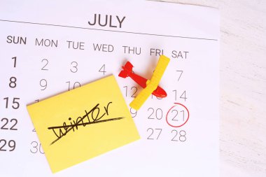 Yaz takvim programı, oyuncak uçak ile. Seyahat, turizm, tatil kavramı.