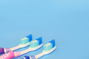 Açık mavi renkli kopya alanı ile diş fırçaları
