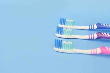 Açık mavi renkli kopya alanı ile diş fırçaları