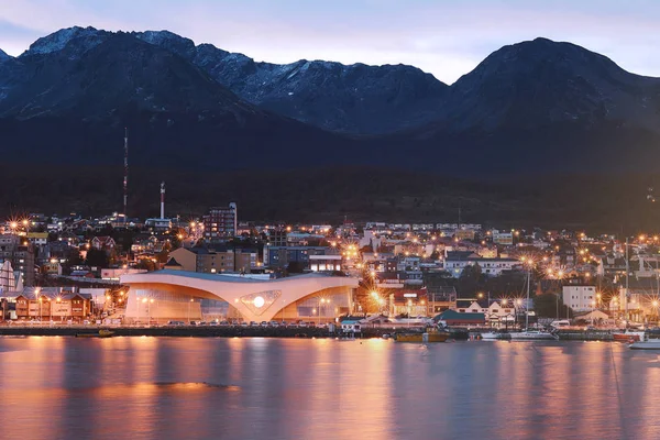 Ushuaia şehir gece manzarası. Tierra del Fuego, Arjantin.