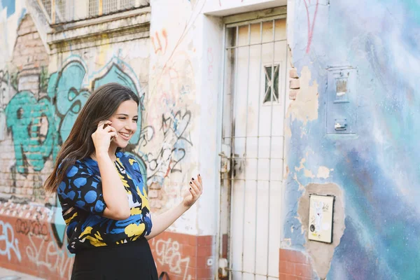 Portret Młodej Kobiety Łacińskiej Rozmowy Jej Telefon Komórkowy Zewnątrz — Zdjęcie stockowe