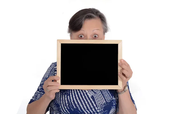 Mulher Idosa Segurando Quadro Vazio Suas Mãos Fundo Branco Isolado — Fotografia de Stock