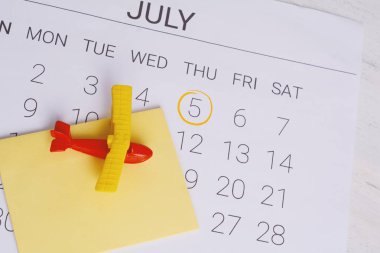 Yaz takvim programı, oyuncak uçak ile. Seyahat, turizm, tatil kavramı.