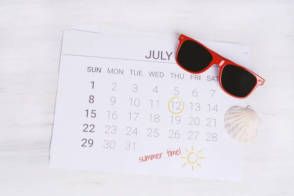 Zomerplanning Kalender Met Zomer Strand Accessoires Concept Vakantie — Stockfoto