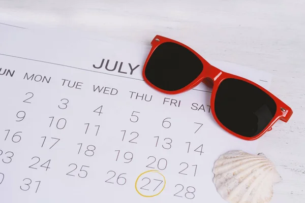 夏のビーチ アクセサリー夏カレンダー スケジュール ホリデイ コンセプト — ストック写真