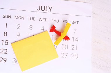 Yaz takvim programı, oyuncak uçak ile. Seyahat, turizm, tatil kavramı.