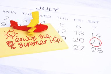 Yaz takvim programı, oyuncak uçak ile. Seyahat, turizm, tatil kavramı.