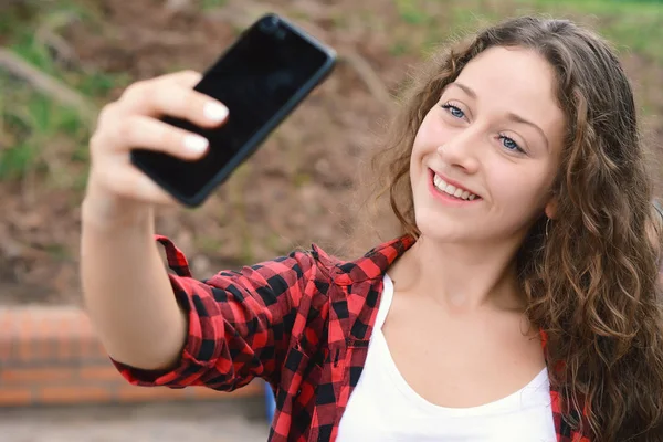 Retrato Una Hermosa Joven Haciendo Selfie Parque Otoño Aire Libre —  Fotos de Stock