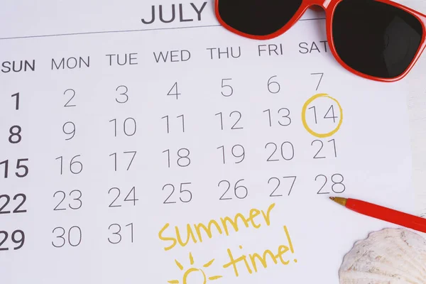 Letni Kalendarz Harmonogramu Akcesoriami Plażowymi Lato Koncepcja Holiday — Zdjęcie stockowe