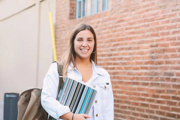 Красивая Молодая Женщина Рюкзаком Книгами Собирается Колледж Концепция Колледжа — стоковое фото