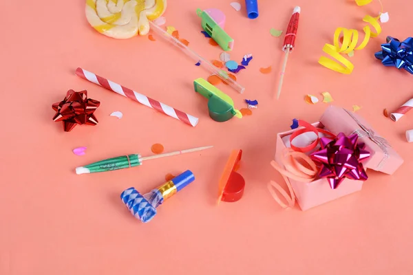 Caixa Presente Vermelho Com Confetes Festa Streamers Barulhentos Fundo Laranja — Fotografia de Stock