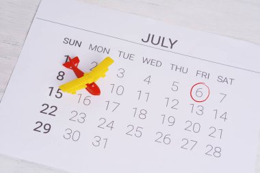 Yaz takvim programı, oyuncak uçak ile. Seyahat, turizm, tatil kavramı.