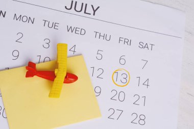 Yaz takvim programı, oyuncak uçak ile. Seyahat, turizm, tatil kavramı.